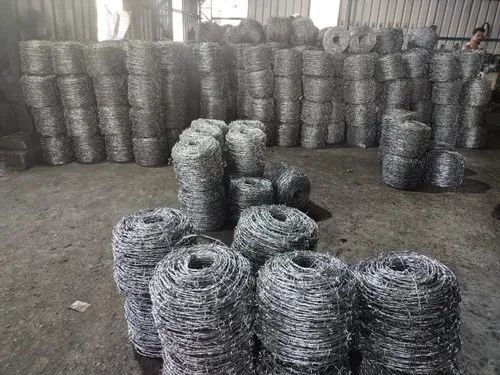 Cercas de seguridad galvanizadas con longitud de barba personalizable y alambre de púas antiascenso