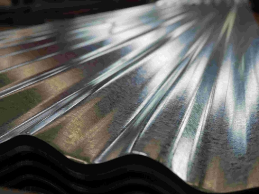 Tolerancia ± 1% ISO9001 Certificado 0,14-0,22 mm Placa de acero corrugado galvanizado para techos metálicos