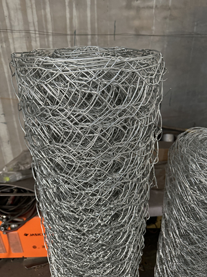 Pantalla perforada 1/2x1 1x1 Galvanizado en caliente de hierro soldado de malla de tela de alambre / 16 Gauge Electro Galvanizado Cuadrado de agujero de malla soldada Rollos