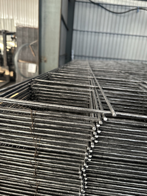 Técnica de protección de cercas galvanizadas de hierro soldado de malla de alambre con gran y perforado