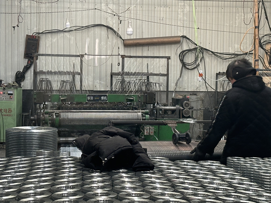 Fabricado en acero suave acero inoxidable acero galvanizado malla de alambre encrucijada para seguridad malla cercas servicio de procesamiento de flexión