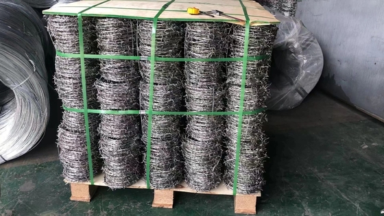 El tipo de cable galvanizado de alambre de púas es el tipo de rasurero cruzado, por rollo, peso por metro, 50 kg.