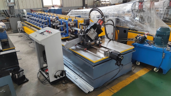 Las vigas de acero galvanizadas de canal en forma de U no perforadas muestran libremente para Q235B SS400 Q345B