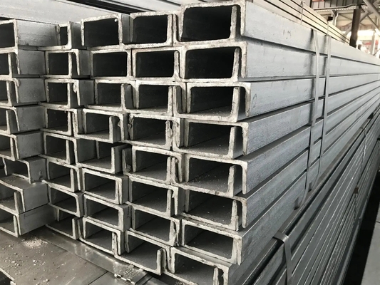 Se trata de una serie de componentes de acero galvanizado en forma de U.
