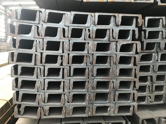 Se trata de una serie de componentes de acero galvanizado en forma de U.