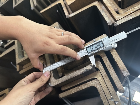 Procesamiento estándar ASTM de perforación de barras de acero con ángulo igual para la serie S235JR-S335JR de 3 a 24 mm de grosor