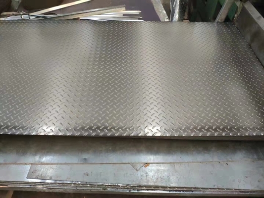 2B acabado de superficie de alta precisión S235JR Q235B placa cuadriculada de acero al carbono para material de construcción
