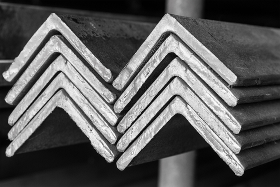 Acero galvanizado de ángulo de hierro S235JR-S335JR Serie 3-24 mm de espesor Barra igual para soluciones de soporte estructural