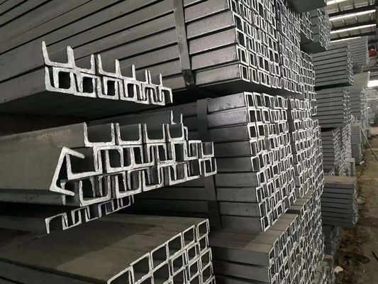 ASTM AISI Canal de vigas S320GD laminado en caliente en forma de U Acero galvanizado de baja emisión de carbono vigas U para construcción