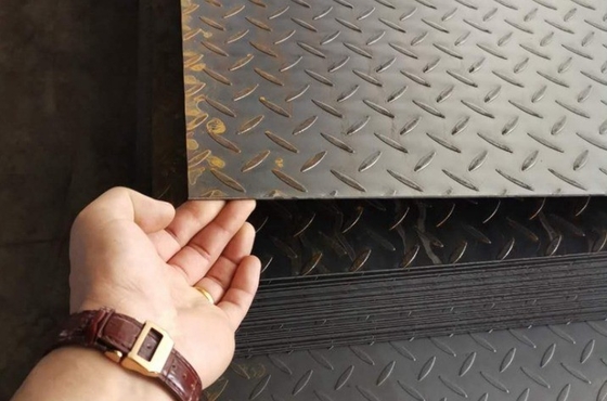 Fabrica Venta en caliente de acero laminado en caliente Q235 Ss400 Aceite laminado en caliente Aceite de carbono suave Metal recubierto bobina de acero cuadriculado para el suelo