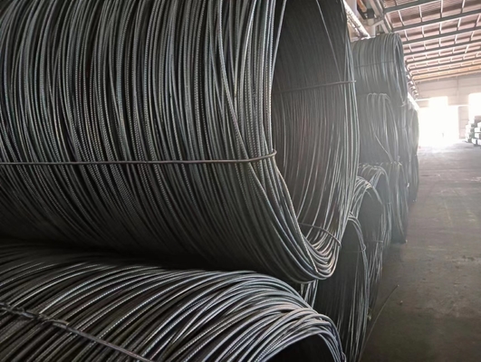 Barras de acero deformadas HRB400 laminadas en caliente, fabricadas en fábrica, disponibles en tamaños de 12 mm y 16 mm para el refuerzo de la construcción.