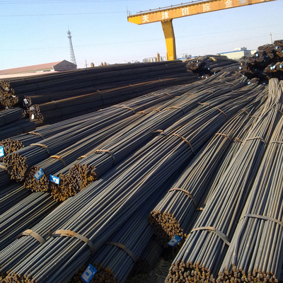 Rebarras de acero deformadas laminadas en caliente HRB400 de fabricación en 12 mm y 16 mm, ideales para aplicaciones de refuerzo en la construcción.