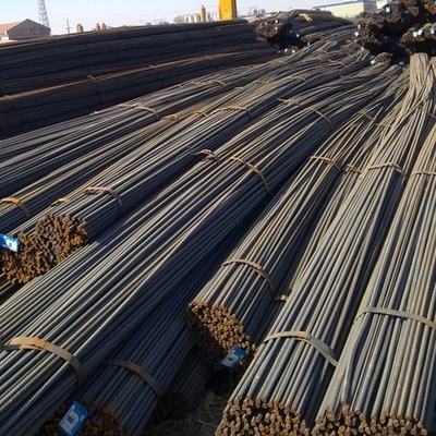 Rebarras de acero deformadas laminadas en caliente HRB400 de fabricación en 12 mm y 16 mm, ideales para aplicaciones de refuerzo en la construcción.