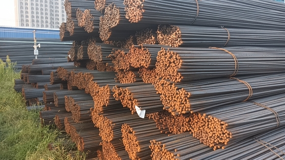 Rebarras de acero deformadas HRB400 fabricadas en fábrica, disponibles en tamaños de 12 mm y 16 mm, ideales para el refuerzo de la construcción