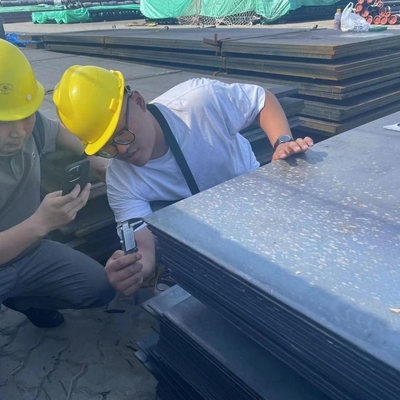 Extenso inventario de placas de acero al carbono laminadas en caliente, tamaños 2 * 1250 * 6000mm en los grados Q355, SS400 y Q195.