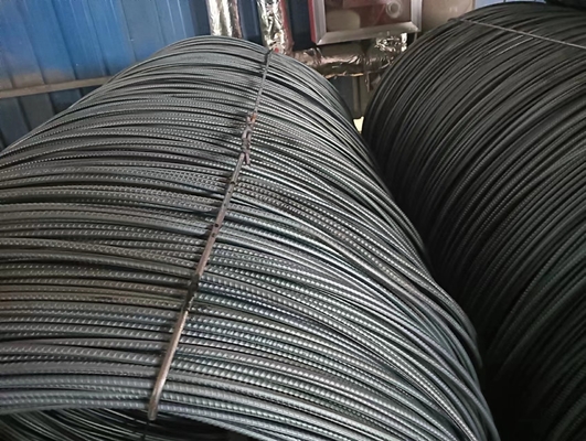 Rebarras de acero deformadas HRB400 producidas en fábrica en tamaños de 12 mm y 16 mm, perfectas para el refuerzo de proyectos de construcción.