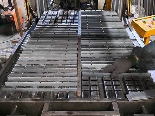 Rejas de acero galvanizado sumergido en caliente 304 316 Rejas de barras planas dentadas con precio al por mayor