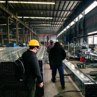 Estándar ASTM St37 Tubo cuadrado hueco de 2,5 pulgadas Tubos de acero galvanizados en caliente Tubo cuadrado galvanizado con soldadura y sin costura