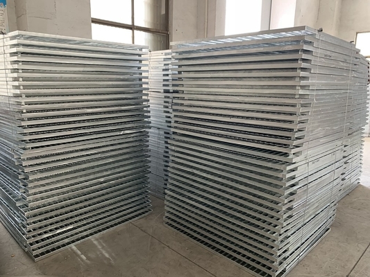 Grilla de acero inoxidable de suelo ampliamente utilizada 12x12 30x3 Grilla de acero antideslizante de acero corrugado de diamantes