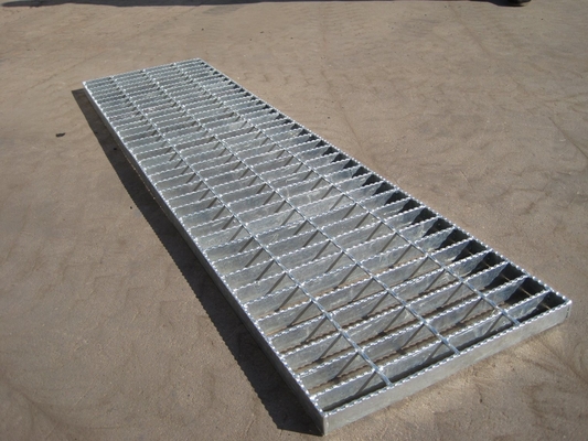 Grilla de acero inoxidable de suelo ampliamente utilizada 12x12 30x3 Grilla de acero antideslizante de acero corrugado de diamantes