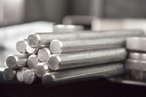 Barras redondas de acero al carbono laminadas en caliente en tamaños de 30 mm a 50 mm, disponibles en los grados Q245, Q345, A36, S235JR, S355JR y S275JR.